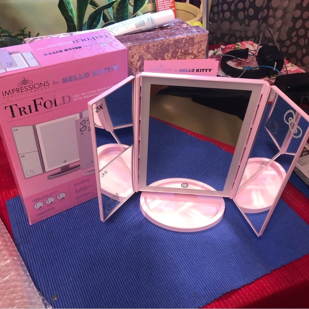 Hello Kitty  Mirror with Magnification and   touch sensor dimmer